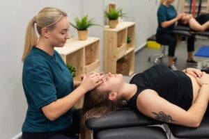 Read more about the article Masaż limfatyczny twarzy – naturalna droga do zdrowia i piękna