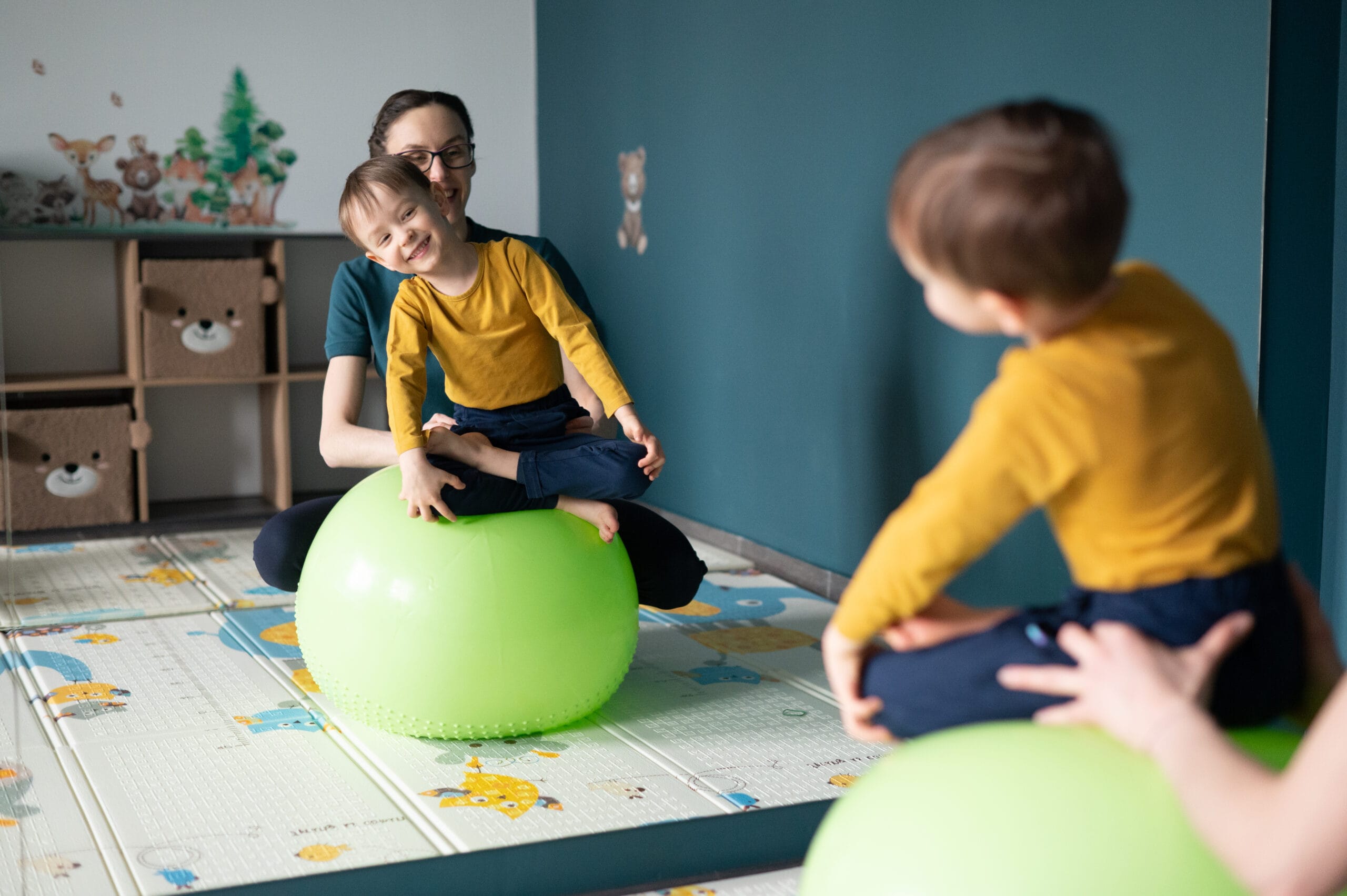 You are currently viewing Fizjoterapeuta dziecięcy – kiedy i dlaczego warto się wybrać? Kompendium wiedzy dla rodzica
