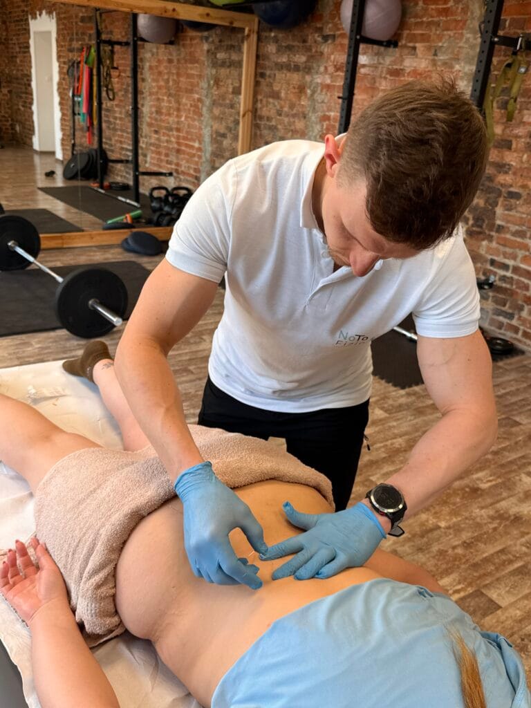 bol-plecow-podczas-lezenia-igloterapia-dry-needling